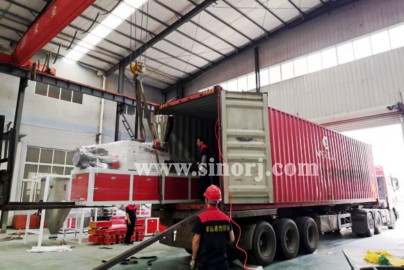 大家早安，新的一天，裝柜開始！越南墻板線條設備2個柜開始啦！ ?Morning. Vietnam PVC wall panel production lines starts loading.