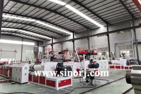 等待發(fā)貨的三套設備：PVC木塑中空門板設備，仿大理石設備，SPC地板設備。