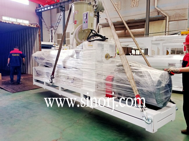 前幾天abs管材生產(chǎn)線，今天UV大理石板生產(chǎn)線，過兩天格柵板生產(chǎn)線裝柜裝柜發(fā)貨發(fā)貨