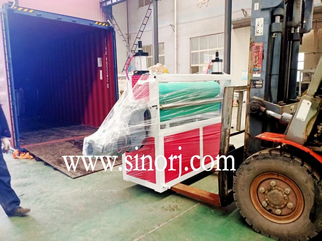 發(fā)往南美的lvt地板生產(chǎn)線spc地板設備裝柜中